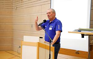 Heinz Nitsche, Vorsitzender des Handballbezirks Heilbronn-Franken, unterstützt die Fusionsidee der drei baden-württembergischen Handballverbände. Heinz Nitsche, Vorsitzender des Handballbezirks Heilbronn-Franken, unterstützt die Fusionsidee der drei baden-württembergischen Handballverbände.