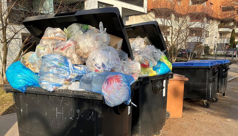 Übervolle Mülltonnen, hier in Heilbronn, sind kein schöner Anblick. Problem sind oft Verpackungen, die besser in der gelben Tonne entsorgt werden.
