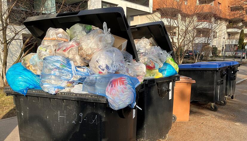 Übervolle Mülltonnen, hier in Heilbronn, sind kein schöner Anblick. Problem sind oft Verpackungen, die besser in der gelben Tonne entsorgt werden.