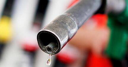 ARCHIV - ILLUSTRATION - Aus einem Tankrüssel an einer Tankstelle tropft am 25.05.2011 in Köln (Nordrhein-Westfalen) Benzin. Foto: Oliver Berg/dpa (zu dpa:"Keine Preissprünge an der Tankstelle zu Ostern" vom 01.04.2015) +++(c) dpa - Bildfunk+++ ARCHIV - ILLUSTRATION - Aus einem Tankrüssel an einer Tankstelle tropft am 25.05.2011 in Köln (Nordrhein-Westfalen) Benzin. Foto: Oliver Berg/dpa (zu dpa:"Keine Preissprünge an der Tankstelle zu Ostern" vom 01.04.2015) +++(c) dpa - Bildfunk+++