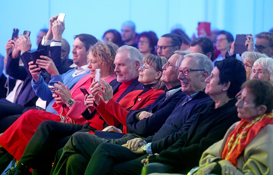 Zahlreiche Besucher informierten sich bei der Wahlveranstaltung über die politischen Positionen. Zahlreiche Besucher informierten sich bei der Wahlveranstaltung über die politischen Positionen.