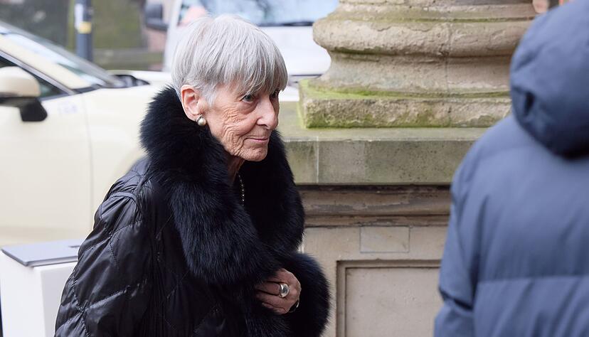 Familie, Freunde und Weggefährten verabschieden sich von der Schauspielerin in einer Hamburger Kirche. Darunter viele Prominente wie die Krimiautorin Doris Gercke. Familie, Freunde und Weggefährten verabschieden sich von der Schauspielerin in einer Hamburger Kirche. Darunter viele Prominente wie die Krimiautorin Doris Gercke.