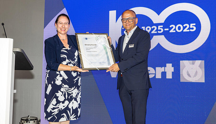 IHK-Präsidentin Kirsten Hirschmann überreicht Hans.-Jörg Vollert die Urkunde zum 100. Geburtstag.