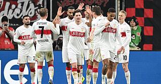 Das Team des VfB Stuttgart jubelt &uuml;ber das Tor zum 4:0 in Leverkusen.