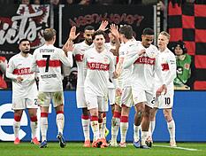 Das Team des VfB Stuttgart jubelt &uuml;ber das Tor zum 4:0 in Leverkusen.