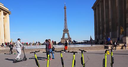 E-Scooter auf der Place du Trocadero.