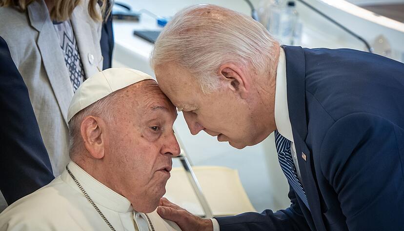 Vor seinem Abschied aus dem Wei&szlig;en Haus ehrt Joe Biden den Papst auf besondere Weise. (Archivbild)