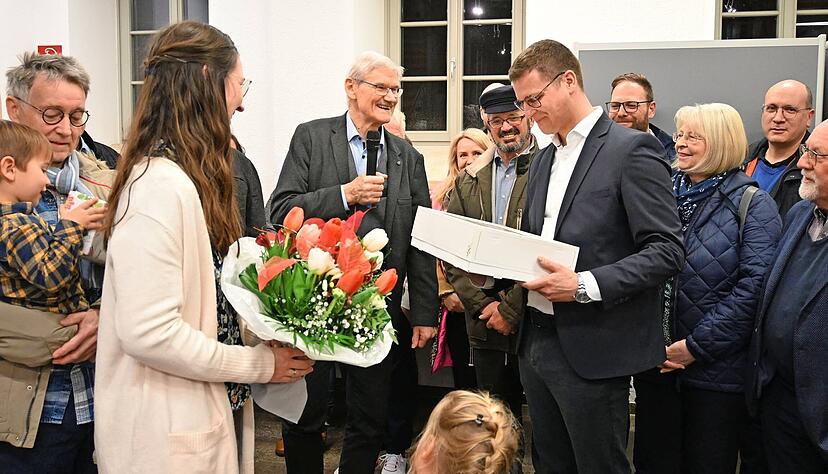 Nach der Verk&uuml;ndung des Wahlergebnisses gibt es Spielzeug f&uuml;r die Kinder, Blumen f&uuml;r die Frau und auch der B&uuml;rgermeister kommt nicht zu kurz.