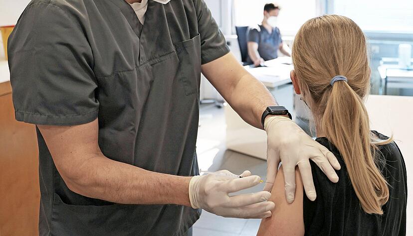 Kinder impfen lassen oder nicht? Viele Eltern sind diesbezüglich sehr unsicher. Denn der Impfstoff von Biontech/Pfizer ist zwar in der EU ab zwölf Jahren zugelassen, die Stiko empfiehlt die Impfung aber nur für bestimmte Risikogruppen.
Foto: dpa Kinder impfen lassen oder nicht? Viele Eltern sind diesbezüglich sehr unsicher. Denn der Impfstoff von Biontech/Pfizer ist zwar in der EU ab zwölf Jahren zugelassen, die Stiko empfiehlt die Impfung aber nur für bestimmte Risikogruppen.
Foto: dpa