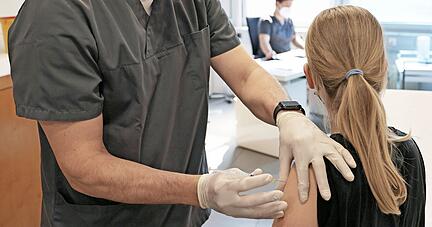 Kinder impfen lassen oder nicht? Viele Eltern sind diesbezüglich sehr unsicher. Denn der Impfstoff von Biontech/Pfizer ist zwar in der EU ab zwölf Jahren zugelassen, die Stiko empfiehlt die Impfung aber nur für bestimmte Risikogruppen.
Foto: dpa Kinder impfen lassen oder nicht? Viele Eltern sind diesbezüglich sehr unsicher. Denn der Impfstoff von Biontech/Pfizer ist zwar in der EU ab zwölf Jahren zugelassen, die Stiko empfiehlt die Impfung aber nur für bestimmte Risikogruppen.
Foto: dpa