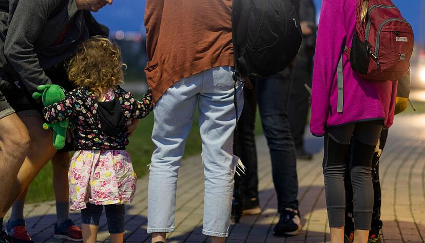 In Sicherheit: Diese Familie mit vier Kindern ist mit dem zweiten Transportflugzeug der Bundeswehr nach Deutschland gekommen. In Sicherheit: Diese Familie mit vier Kindern ist mit dem zweiten Transportflugzeug der Bundeswehr nach Deutschland gekommen.