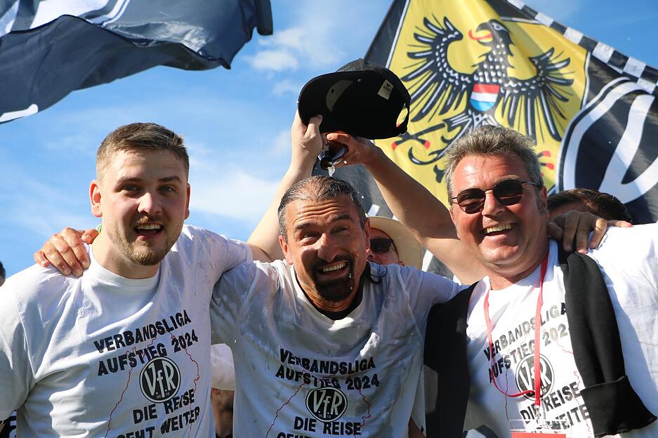 VfR Heilbronn schafft Sprung in die Verbandsliga: Aufstiegsfeier beginnt auf dem Platz