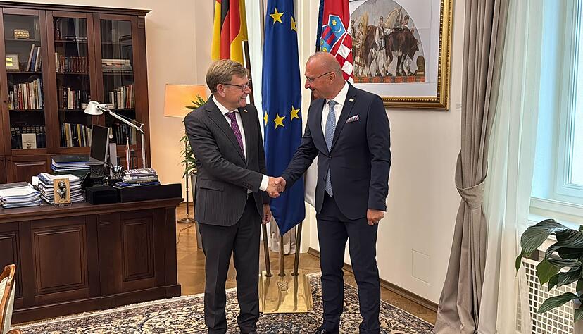 Au&szlig;enminister Johann Wadephul (CDU) wird von seinem kroatischen Kollegen Gordan Grlic Radman in der Hauptstadt Zagreb zum Antrittsbesuch empfangen.