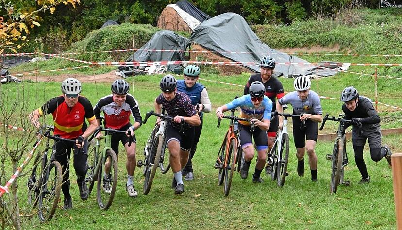 Auf die Plätze, fertig, los! Beim Schanzencross im Leingartener Bikepark „La Garda“ zeigten alle 18 Rennfahrer vollen Einsatz. Der Rundkurs führte über Hügel, schmale Spuren, Treppen und weitere Hindernisse.