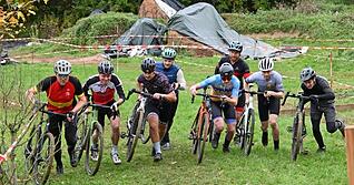 Auf die Plätze, fertig, los! Beim Schanzencross im Leingartener Bikepark „La Garda“ zeigten alle 18 Rennfahrer vollen Einsatz. Der Rundkurs führte über Hügel, schmale Spuren, Treppen und weitere Hindernisse. Auf die Plätze, fertig, los! Beim Schanzencross im Leingartener Bikepark „La Garda“ zeigten alle 18 Rennfahrer vollen Einsatz. Der Rundkurs führte über Hügel, schmale Spuren, Treppen und weitere Hindernisse.