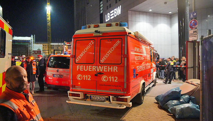 Der Stuttgarter Hauptbahnhof wird wegen eines verdächtigen Gepäckstücks evakuiert. Die Bundespolizei ist mit einem Großaufgebot im Einsatz, wie ein Sprecher mitteilte. Der Stuttgarter Hauptbahnhof wird wegen eines verdächtigen Gepäckstücks evakuiert. Die Bundespolizei ist mit einem Großaufgebot im Einsatz, wie ein Sprecher mitteilte.