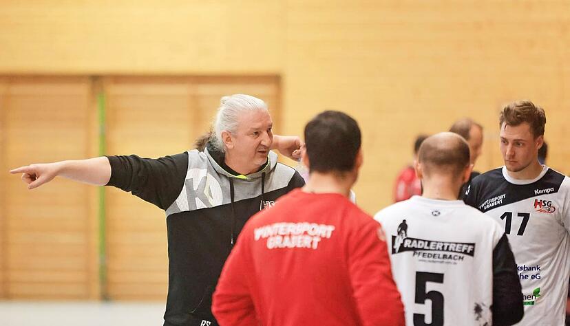 Der Trainer der HSG Hohenlohe, Ralph Specht (links), freut sich, dass &uuml;ber den Sommer kein Spieler den Verein verlassen hat. Auch Leistungstr&auml;ger Lukas Kinkel (rechts) bleibt der Mannschaft erhalten.