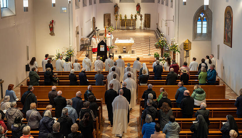 Am Freitagabend würdigten Gläubige im Heilbronner Deutschordensmünster den verstorbenen  Papst Franziskus.