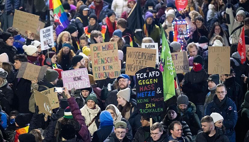 Die Teilnehmer de Demos hatten zahlreiche Plakate dabei.