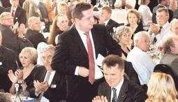 Ministerpräsident Stefan Mappus auf dem Weg zur Bühne. rechts neben ihm sitzt Peter Fenkl, Vorstandsvorsitzender von Ziehl-Abegg. 2500 Besucher, Mitarbeiter, Kunden und Ehrengäste, fanden im Festzelt Platz.Fotos: Guido Sawatzki