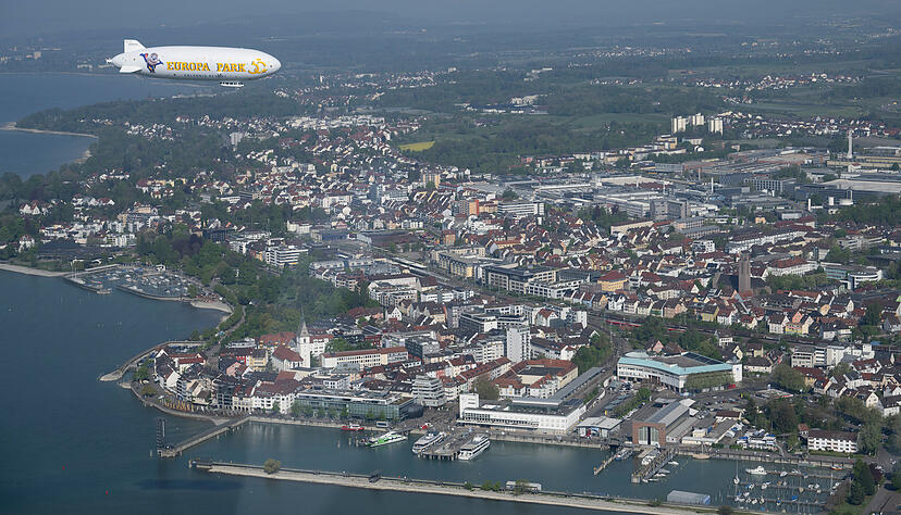 Ein neuer Zeppelin ist in Friedrichshafen am Bodensee abgehoben – mit dem Logo des Europa-Parks an Bord.