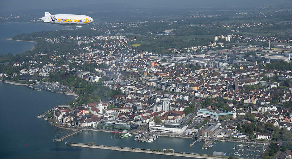 Ein neuer Zeppelin ist in Friedrichshafen am Bodensee abgehoben – mit dem Logo des Europa-Parks an Bord.