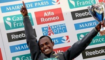 Winner Kebede freut sich über seinen Sieg beim Paris-Marathon.