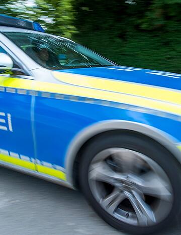 Nach einem Unfall in Lauda-K&ouml;nigshofen h&auml;ngt ein Auto &uuml;ber der Tauber und muss geborgen werden.