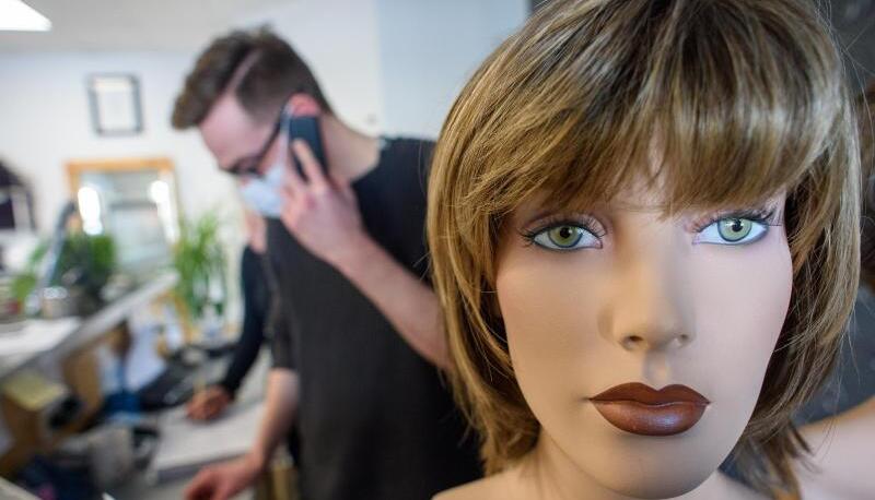 Die Friseure in Deutschland bereiten sich nach mehrmonatiger Schlie&szlig;ung auf einen Kunden-Ansturm vor.
