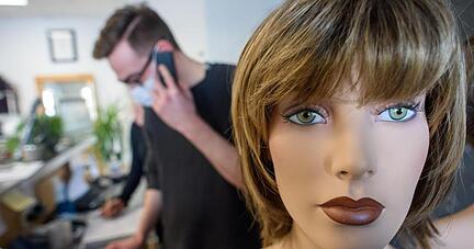 Die Friseure in Deutschland bereiten sich nach mehrmonatiger Schlie&szlig;ung auf einen Kunden-Ansturm vor.