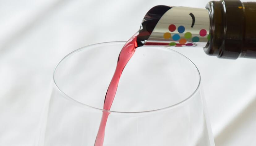 Ein sogenannter &laquo;Drop Stop &raquo;verhindert, dass es beim Einschenken vom Flaschenrand tropft. Gerade bei Rotwein und wei&szlig;en Tischdecken oft sehr &auml;rgerlich.