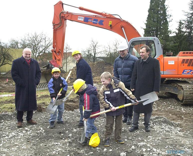 Die soziale Einrichtung investiert mit einen Neubau über 2,4 Millionen Euro in ihre Zukunft. Beim offiziellen Spatenstich im März 2005 greifen die Kinder selbst zum Spaten.