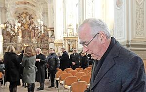 Der ehemalige CSU-Chef Theo Waigel trug sich wie alle anderen in das Kondolenzbuch ein.