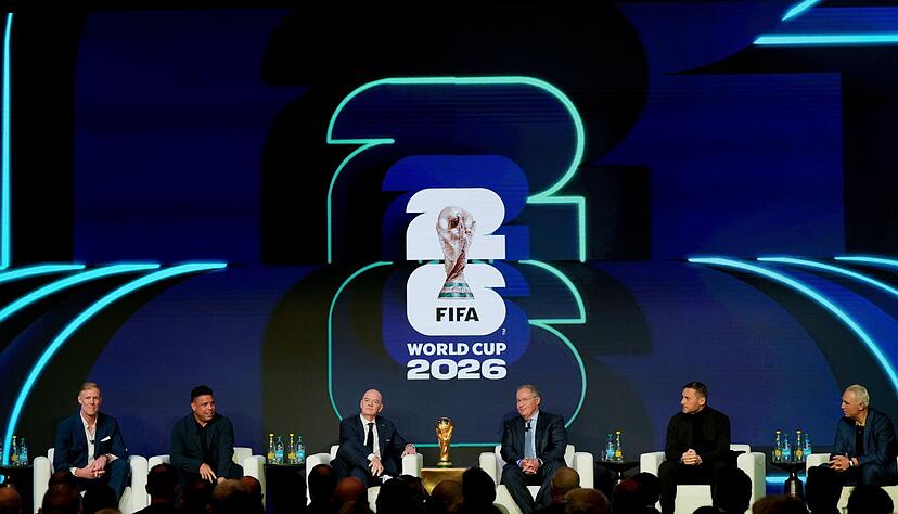 Im Kreise von Fu&szlig;ball-Legenden wie Ronaldo (Zweiter von links) pr&auml;sentierte FIFA-Chef Infantino (Dritter von links) den Spielplan.