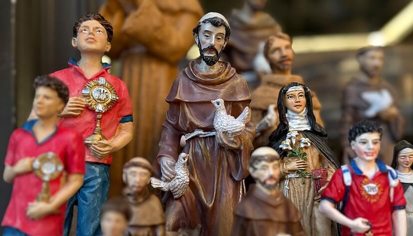 Figuren des alten und des neuen Heiligen stehen in Souvenirshops nebeneinander. (Archivbild)