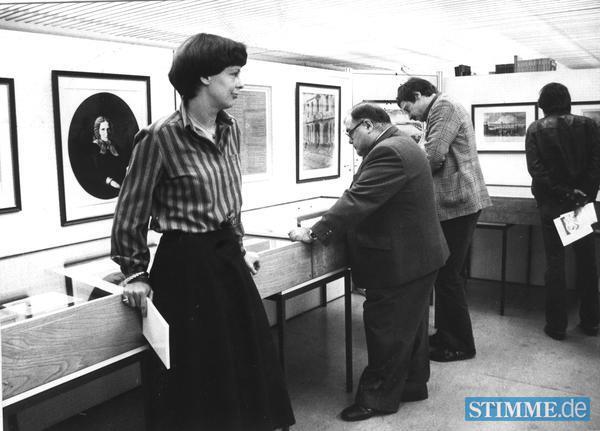 1981 - Einen großen Anteil an der Öffentlichkeitsarbeit der Stadtbücherei haben interessante Ausstellungen. Leben und Werk des Dichters Heinrich Heine beleuchten Exponate, die Ursula Lehmann vom Düsseldorfer Heinrich-Heine Institut und Büchereidirektor Hans Ulrich Eberle (2.v.rechts) zusammengestellt haben. 1981 - Einen großen Anteil an der Öffentlichkeitsarbeit der Stadtbücherei haben interessante Ausstellungen. Leben und Werk des Dichters Heinrich Heine beleuchten Exponate, die Ursula Lehmann vom Düsseldorfer Heinrich-Heine Institut und Büchereidirektor Hans Ulrich Eberle (2.v.rechts) zusammengestellt haben.