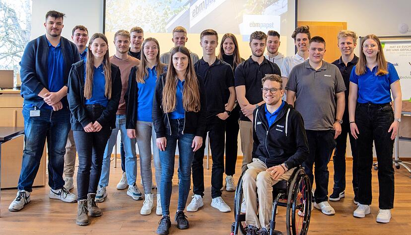 Das 17-köpfige Team aus Azubis und Studenten, das den Stand auf der Hannover Messe konzipiert hat und damit den Bundeskanzler für sich gewonnen hat. Das 17-köpfige Team aus Azubis und Studenten, das den Stand auf der Hannover Messe konzipiert hat und damit den Bundeskanzler für sich gewonnen hat.