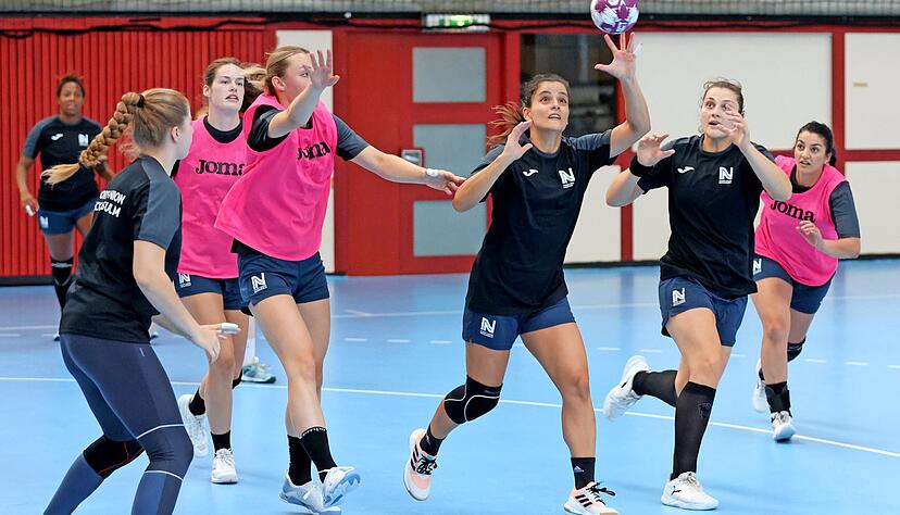 Die Neuzugänge Kim Hinkelmann, Agni Zygoura und Arwen Gorb (hier von links im Trainingskampf um den Ball) empfangen zum Start die TuS Metzingen. Die Neuzugänge Kim Hinkelmann, Agni Zygoura und Arwen Gorb (hier von links im Trainingskampf um den Ball) empfangen zum Start die TuS Metzingen.