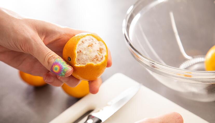 Zum Vergleich: Bei einer unbehandelten Clementine ist viel mehr weiße Haut zu sehen.