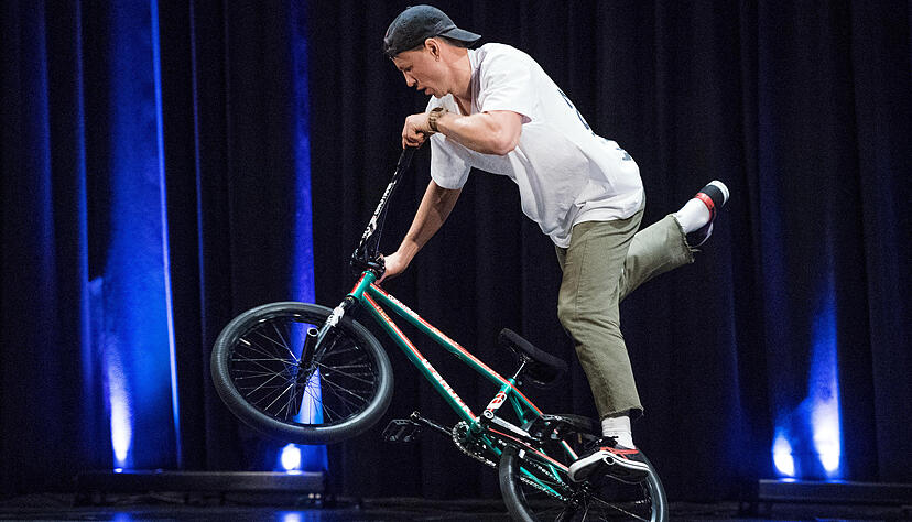 Eine Show mit starkem Körpergefühl: BMX-Radkünstler Chris Böhm aus Lörrach bei seinem Auftritt in der Neckarhalle. Später fuhr er einhändig zum Rekord.