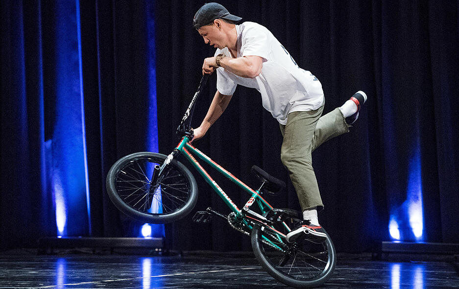 Eine Show mit starkem Körpergefühl: BMX-Radkünstler Chris Böhm aus Lörrach bei seinem Auftritt in der Neckarhalle. Später fuhr er einhändig zum Rekord.