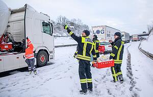 Zahlreiche Lastwagen haben die A5 in Osthessen wegen Schnee und Eis blockiert.