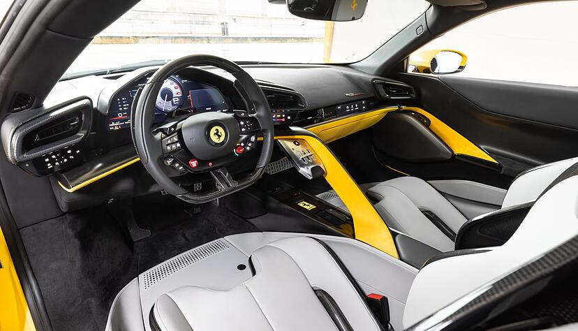 Kommandostand: Hier dirigieren die glücklichen Besitzer ihren italienischen Liebling. Kommandostand: Hier dirigieren die glücklichen Besitzer ihren italienischen Liebling.