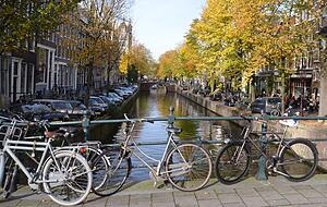 Fahrräder parken an einer Gracht in Amsterdam: Bei knapp einer Million Einwohner bewegen sich täglich 600.000 Menschen mit dem Rad fort. Fahrräder parken an einer Gracht in Amsterdam: Bei knapp einer Million Einwohner bewegen sich täglich 600.000 Menschen mit dem Rad fort.