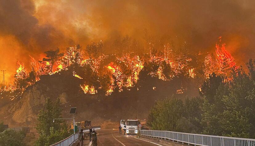 In der T&uuml;rkei k&auml;mpfen Helfer gegen zahlreiche Waldbr&auml;nde.