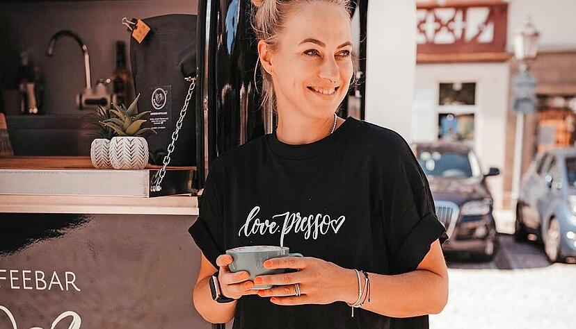 Der schwarze Kaffee-Anhänger von Lisa Bader ist seit einigen Jahren beliebter Treffpunkt auf dem Öhringer Wochenmarkt. Nun eröffnet Lisa Bader mit Love.presso auch ein Café in Öhringen. Der schwarze Kaffee-Anhänger von Lisa Bader ist seit einigen Jahren beliebter Treffpunkt auf dem Öhringer Wochenmarkt. Nun eröffnet Lisa Bader mit Love.presso auch ein Café in Öhringen.