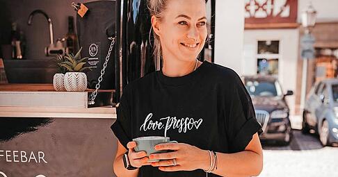 Der schwarze Kaffee-Anhänger von Lisa Bader ist seit einigen Jahren beliebter Treffpunkt auf dem Öhringer Wochenmarkt. Nun eröffnet Lisa Bader mit Love.presso auch ein Café in Öhringen.