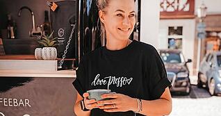 Der schwarze Kaffee-Anhänger von Lisa Bader ist seit einigen Jahren beliebter Treffpunkt auf dem Öhringer Wochenmarkt. Nun eröffnet Lisa Bader mit Love.presso auch ein Café in Öhringen. Foto: privat Der schwarze Kaffee-Anhänger von Lisa Bader ist seit einigen Jahren beliebter Treffpunkt auf dem Öhringer Wochenmarkt. Nun eröffnet Lisa Bader mit Love.presso auch ein Café in Öhringen. Foto: privat