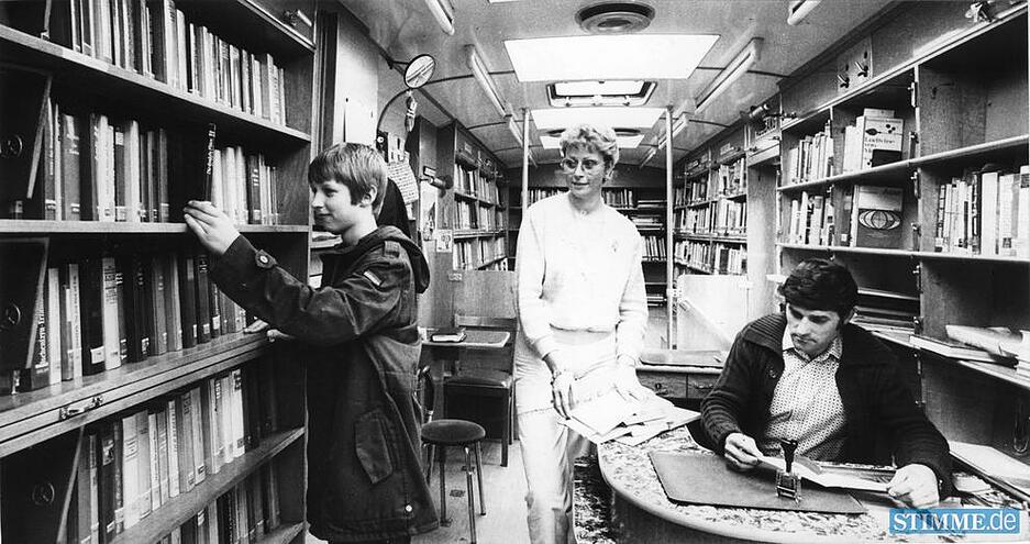 1980: Das Ausleihen der Bücher wird mit Stempel im Büchereiheft vermerkt. 1980: Das Ausleihen der Bücher wird mit Stempel im Büchereiheft vermerkt.