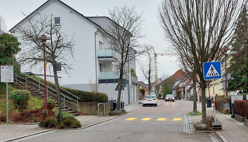 Der Zebrastreifen in der Jahnstraße nahe der Alten Kelter wurde bereits eingerichtet, um den Fußgängern die Überquerung der Friedenstraße zu erleichtern.